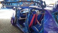 Mobil itu dimodifikasi dengan konsep ekstrem modis.