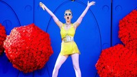 Penampilan Katy Perry semakin semarak dengan background panggung warna-warni. Foto: Rich Fury/Getty Images