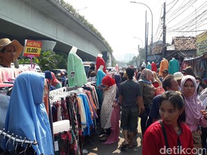 Sadar Ganggu Jalan, Kok PKL Masih Dagang di Trotoar?