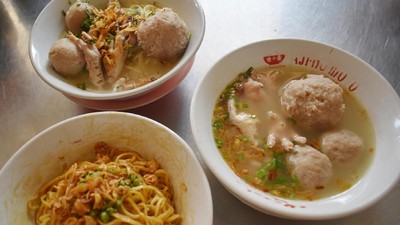 Raos Pisan! Semangkuk Yamin dengan Paduan Bakso dan Ceker