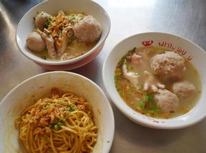 Raos Pisan! Semangkuk Yamin dengan Paduan Bakso dan Ceker