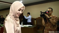 Angelina Sondakh harus berpisah dengan ketiga anaknya, Zahwa, Aaliyah dan Keanu Massaid. Foto: Agung Pambudhy