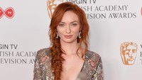 Elanor Tomlinson mencuri perhatian lewat penampilannya pada malam itu. Jeff Spicer/Getty Images/detikFoto.
