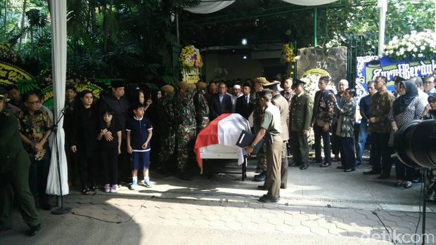 Pelepasan jenazah mantan Menperin Hartarto Sastrosoenarto