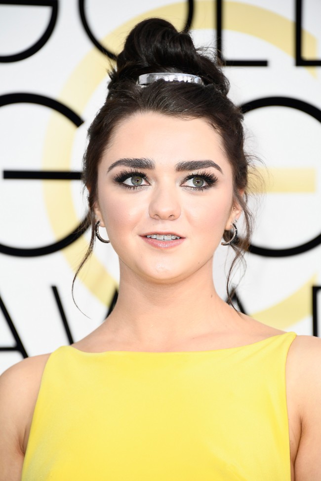 Di kehidupan nyata, Maisie Williams sering bereksplorasi dalam gaya busana hingga rambutnya. Foto: Frazer Harrison/Getty Images