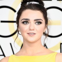 Di kehidupan nyata, Maisie Williams sering bereksplorasi dalam gaya busana hingga rambutnya. Foto: Frazer Harrison/Getty Images