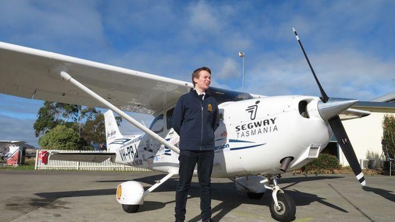 Pilot Termuda Terbang Mengelilingi Benua Australia Pilot Termuda Terbang Mengelilingi Benua Australia