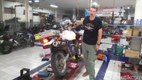 Keduanya mengelilingi dunia bermodalkan motor penjelajah Suzuki DR650 tahun 2009 (Mike) dan Suzuki DR650 1996 (Shannon). Motor Mike tengah diperbaiki di bengkel Suzuki. Foto: Suzuki