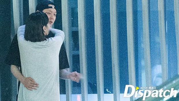 Park Yoochun dan Hwang Hana kepergok mesra.