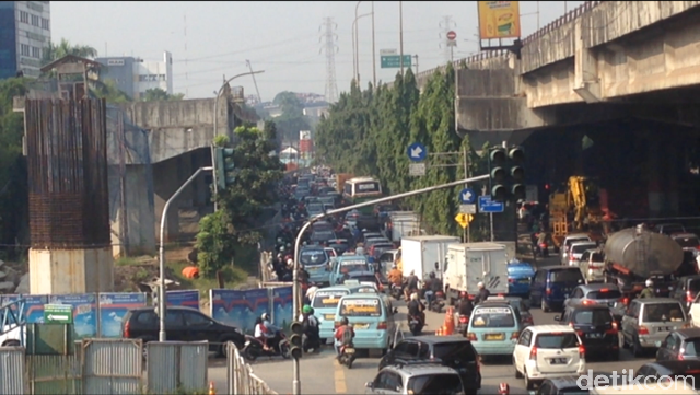Macet di Kebon Nanas, Pemotor Terobos Separator untuk Lawan Arus