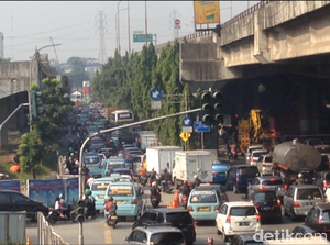 Macet di Kebon Nanas, Pemotor Terobos Separator untuk Lawan Arus