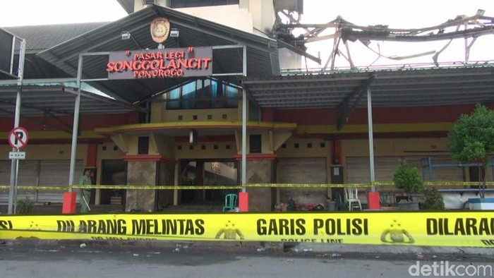 Api Padam, Petugas PMK Lakukan Pembasahan Pasar Legi Songgolangit