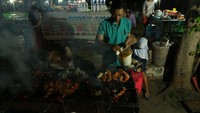 Di sisi kiri, sederet penjual makanan berjejer rapi menebarkan aroma makanan yang membuat air liur menetes. Bayangkan, makanan bakso, sate sampai seafood bakar dijual di sini. Inilah yag membuat asap menari-nari di alon-alon Karimunjawa (Artho/CNN)
