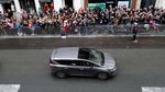 Aksi Emmanuel Macron dengan Mobil Kepresidenan