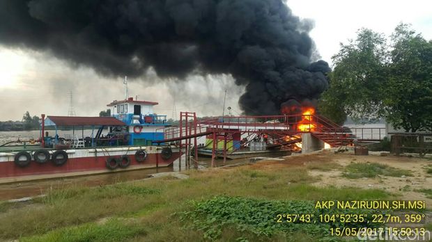 SPBU Apung di Sungai Musi Meledak, 1 Orang Tewas