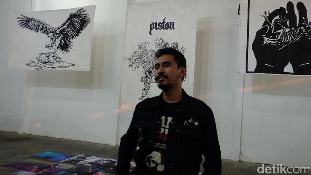 Pemain bas dari band Piston, Yulio Onta, memamerkan karya di Go Ahead Challenge 2016