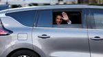 Aksi Emmanuel Macron dengan Mobil Kepresidenan