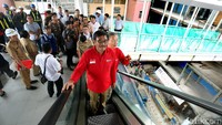 Djarot menjajal eskalator halte busway.