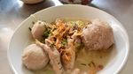Raos Pisan! Semangkuk Yamin dengan Paduan Bakso dan Ceker