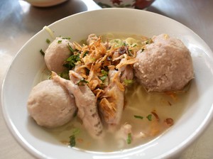 BCA Pak Hasan: Sedap! Yamien Berpadu dengan Bakso Ceker Ayam Berkuah Hangat