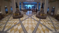 Lobi hotelnya seperti istana. Logo Versace terpampang di lantai marmer Italia yang berkilauan. Lampu kristal mewah tergantung di atas lobi yang berhiaskan aneka sofa empuk dengan kain yang dipilih langsung Versace (Fitraya/detikTravel)