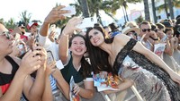 Alexandra Daddario pun dengan ramah melayani permintaan fans untuk berfoto bersama. Alexander Tamargo/Getty Images for Paramount Pictures/detikFoto.