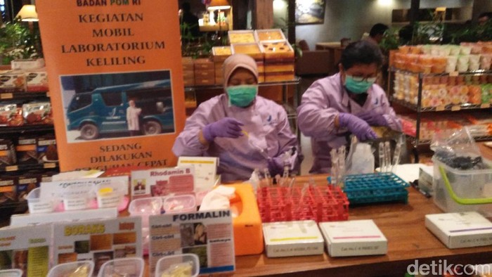 Polres Jaksel dan BPOM DKI Razia Makanan di Kem Chicks Kemang