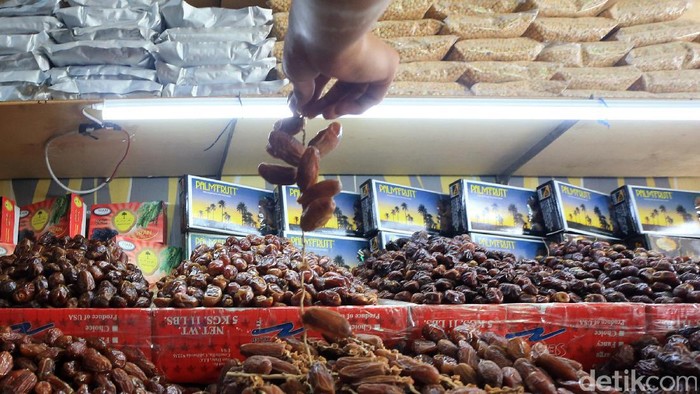 Pedagang merapikan buah kurma yang dijual di kawasan Pasar Tanah Abang, Jakarta, Selasa (16/5). Menjelang Ramadan, impor kurma mengalami peningkatan. Badan Pusat Statistik (BPS) mencatat kenaikan impor kurma mencapai 49,39%.