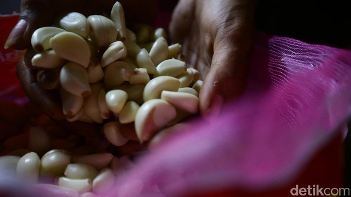Pemerintah menetapkan harga bawang putih maksimal Rp 38.000/kg. Namun, harga rata-rata disejumlah pasar tradisional melonjak seharga Rp. 55.372/kg.