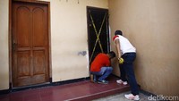 Polisi memasang garis polisi.