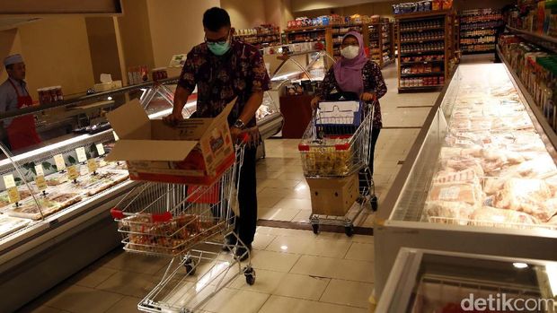 Badan Pengawas Obat dan Makanan (BPOM) DKI menggelar razia makanan di supermarket Kem Chicks, Kemang. 
