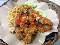 Ayam Goreng Digeprek Di Atas Sambal Jadi Idola Tahun Ini