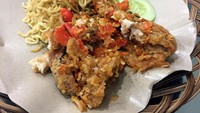 Kalau tak mau nasi, Anda bisa mencicip ayam geprek dengan paduan mie instan goreng. Rasanya yang gurih terasa pas melengkapi ayam geprek pedas.