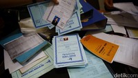 Penyidik Bareskrim Polri memeriksa berkas-berkas yang ditinggal di tempat penampungan tersebut.