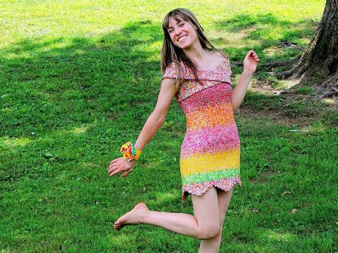 Kreatif! Wanita Ini Membuat Gaun Cantik dari 10 Ribu Bungkus Permen