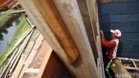 Bisnis pembuatan kapal rupanya lumayan rumit. Soal paku misalnya. Ada paku tandur, untuk mengikat antar papan; ada paku bekel untuk mengikatkan papan pada gajih; ada juga gelam untuk menutup lubang antar papan. Juga baut-baut. Ada baut yang terbuat dari besi biasa dan monel.