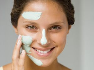 5 Kebiasaan Wajib Sebelum Keluar Rumah agar Kulit Cantik Berseri