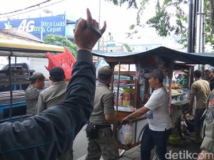 Tertibkan PKL di Tanah Abang, Barang Dagangan Diangkut 2 Truk