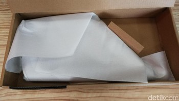 Dalam paket, terdapat kontroler senjata dan satu keping game Farpoint fisik. Paketnya bundling-nya pun tidak begitu besar. Foto: Muhammad Alif Goenawan/detikINET