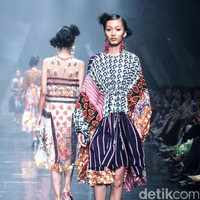 Rancangan Terbaru Biyan Wannatmadja yang Mengusung Tema Elsewhere di Ballroom Dharmawangsa Hotel. Jakarta. [Foto: Mohammad Abduh/Wolipop]