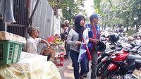 Pedagang Buah Kaki Lima di Trotoar Pasar Senen