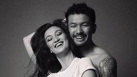 Ia pun tampak happy dan tak sabar menanti kelahiran buah hatinya tersebut. Dok. Instagram/atiqahhasiholan