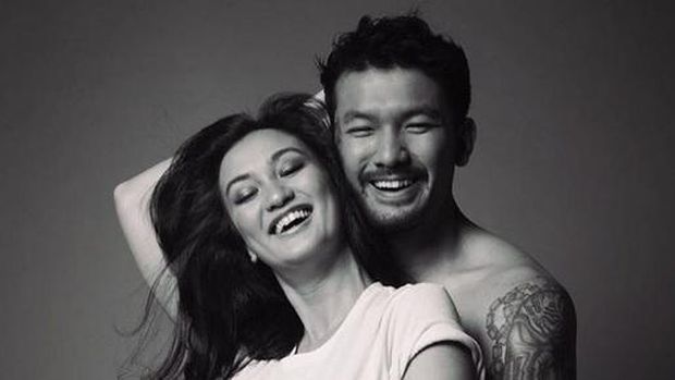 Selamat! Rio dan Atiqah Hasiholan Dikaruniai Putri Pertama