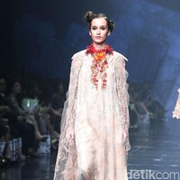 Rancangan Terbaru Biyan Wannatmadja yang Mengusung Tema Elsewhere di Ballroom Dharmawangsa Hotel. Jakarta. [Foto: Mohammad Abduh/Wolipop]