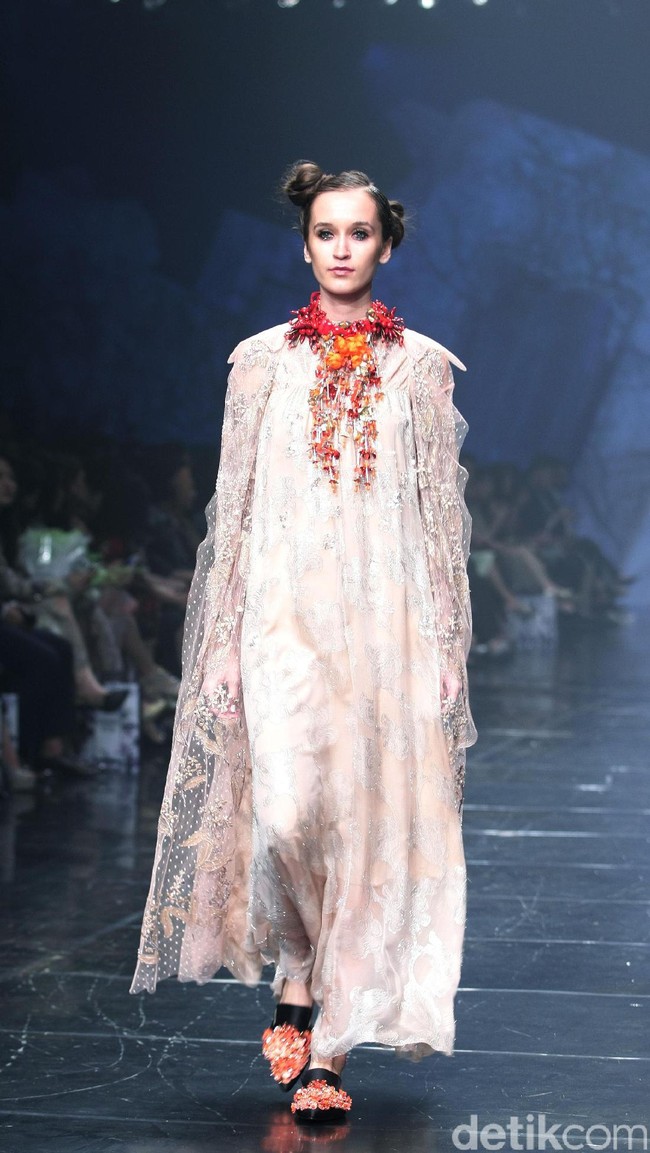 Rancangan Terbaru Biyan Wannatmadja yang Mengusung Tema Elsewhere di Ballroom Dharmawangsa Hotel. Jakarta. [Foto: Mohammad Abduh/Wolipop]