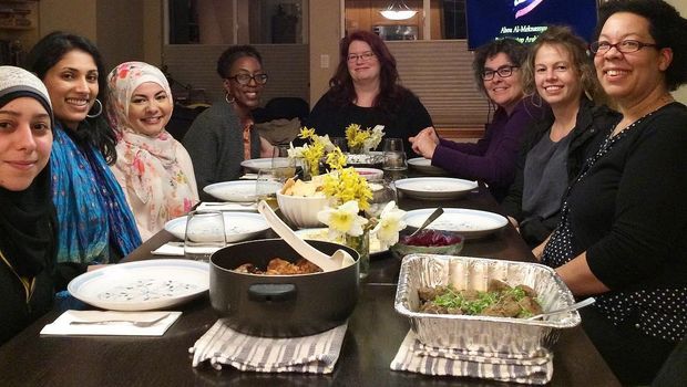 Cara Unik Hijabers AS Lawan Islamophobia: Undang Tetangga Makan di Rumah