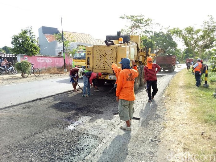 Jelang Arus Mudik, Jalan Utama Banyuwangi-Situbondo Diperbaiki