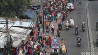 Dalam foto terlihat banyaknya warga yang menggunakan trotoar untuk berjalan kaki, yang sebelumnya digunakan oleh sejumlah PKL untuk berjualan.