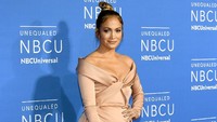 Jennifer Lopez tampil dalam acara NBCUniversal Upfront di Radio City Music Hall pada 15 Mei 2017. Foto: Dia Dipasupil/Getty Images