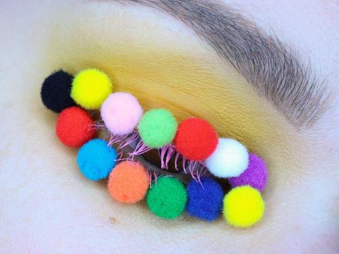 Wajah Berhias Pom Pom Jadi Tren Makeup Baru di Instagram